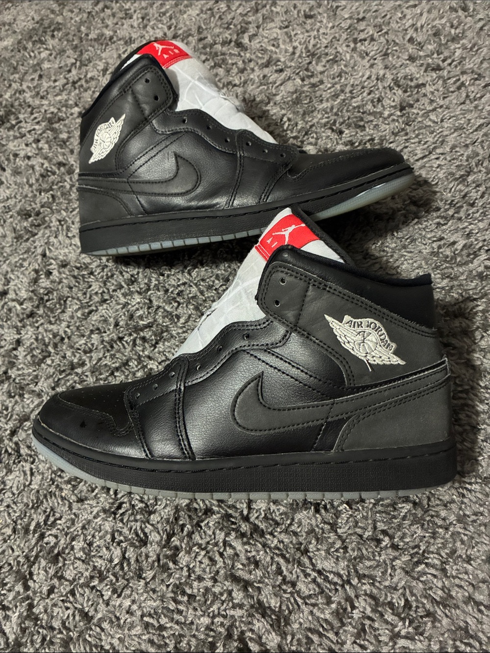 Jordan 1 mid black metallic